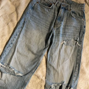 Blåa jeans med hål  - Jeans ifrån ginatricot med hål på sig, bra skick 🩵