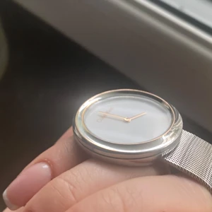 Calvin Klein arm klocka - Lite få skavanker här och där som man kan se om man zoomar in på bilderna och därför är priset så lågt med tanke på att den är äkta. Batteriet är fortfarande igång och på så sätt vet jag att den tickar som den ska. Köptes för 1400kr. 