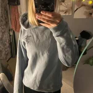 Ma cherie hoddie  - Blå hoddie från gina! Använd några ggr, inga fläckar eller något sånt på den. Strl 146/152, super bra passform tycker jag! Pris kan diskuteras 
