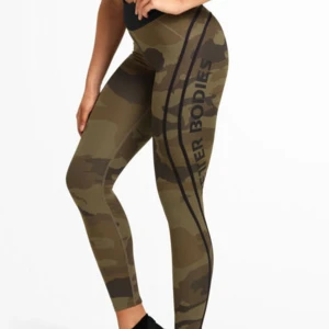 Camo leggings från Better Bodies - Snygga camo leggings från Better Bodies i militära gröna toner. Perfekta för träning med ett skönt material och passform som framhäver dina former. Materialet är stretchigt och andas bra, vilket gör dem idealiska för intensiva träningspass.