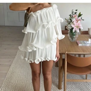 Klänning - (Lånade bilder), superfin klänning helt slutsåld på NA-KD!!! Skriv privat för fler bilder! (Pris kan diskuteras och klänningen är helt ny med lappen kvar)❗️