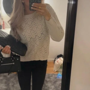 stickad - säljer denna stickade tröja, i ett lite håligt mönster. en unik snygg tröja som går att styla till mycket. 🙏🏼🙏🏼🙏🏼💕