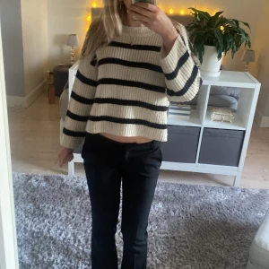 Randig stickad tröja från JDY - Säljer en superfin randig stickad tröja från JDY i storlek S. Den är vit med svarta ränder och har en avslappnad, croppad passform. Perfekt för höst och vår! Tröjan har långa ärmar och är riktigt mysig att ha på sig. Köpte för 380kr men säljer för 200kr! 🖤🤍