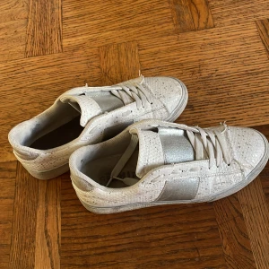 Sneakers  - Sneakers 