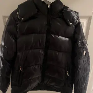 Moncler jacka modell Maya i storlek L passar även som M. Se bild 3 innan intresse. Pris kan diskuteras vid snabb affär.