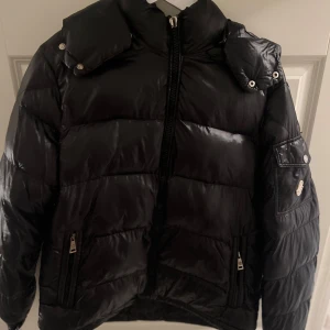  MONCLER MAYA DOWN JACKET - Moncler jacka modell Maya i storlek L passar även som M. Se bild 3 innan intresse. Pris kan diskuteras vid snabb affär.
