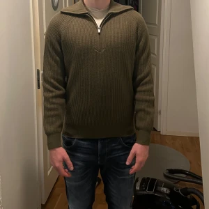 Halv Zip Massimo dutti. - Stilren Massimo dutti halvzip för 900kr ny pris. Skicket är 10/10. 