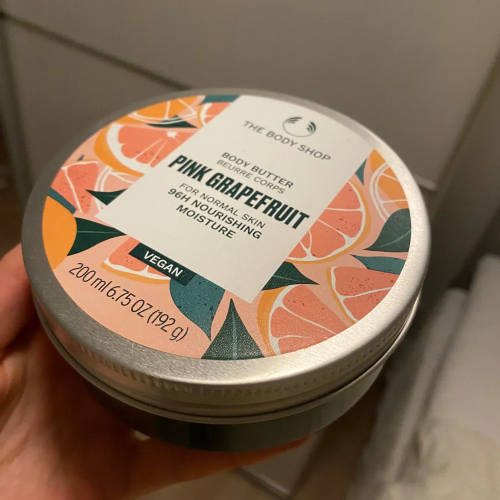 Body butter pink Grape fruit 200ml från the body shop, helt oanvänd och nyköpt för 215kr. Säljer eftersom min kropp reagerar på parfymprosukter så kan ej använda. . Skönhet.