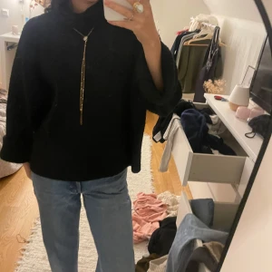 Svart stickad  - Älskar denna. Den är så snygg och skön har ett jättebra sick. Men säljer pågrund av att den tyvär inte kommit till så mycket användning. 🥰🤩❤️Tröjan är även perfekt nu till hösten/vintern !!!🍁🍂❤️