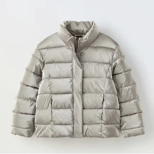 Zara jacka - Jötte fin zara jacka pris lappen är kvar säljer då den inye passar liknade Herno jacka kan även inye köpas längre pris kan diskuteras vid snabb affär. Jacka man kan ha på hösten och vintern 