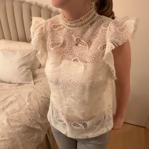 Spetstopp - Vit spetstopp från Zara. Knappt använd🌟