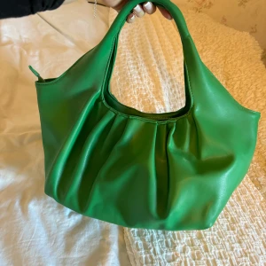 Väska från Gina Tricot - Helt oanvänd jättefin väska från Gina Tricot