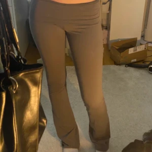Nelly Yoga Pants - Grå yoga pants från Nelly i storlek XS💗De är perfekt längd på mig som är 173, de är helt nya aldrig använda med prislappen kvar🤗Nypris 200 kr
