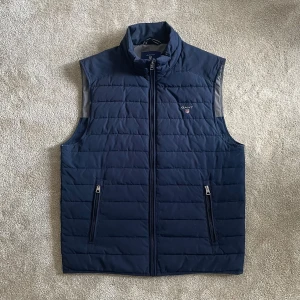 Gant Väst - Ge bud för snabb affär! En klassisk Gant Väst, perfekt för old money stil, Stockholmsstil, eller grish. Skriv gärna om mått och andra frågor!