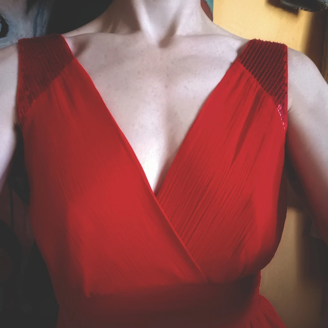 Röd klänning med paljettdetaljer - 2