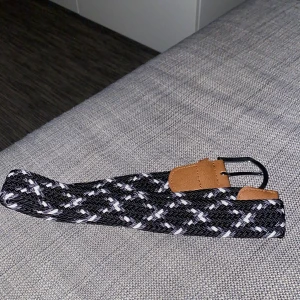 Bälte - Snyggt trendigt bälte. Bra kvalite och fin färg, hör av er vid frågor!