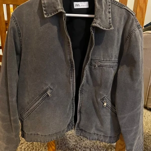 Zara jeans jacka - ZARA jeans jacka Storlek: S  Ny skick. Oanvänd.  Lite tjockare material än vanliga jeans jackor. Har fickor. 