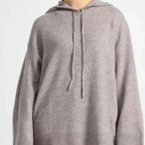 Stickad tröja  - Jätte fin och mysig tröja från Lindex. Användes mycket förra året men har nu för tiden inte kommit till användning. Dm för bilder! 