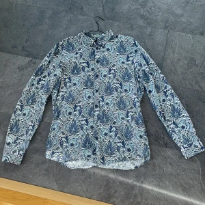 GABBA Skjort storlek M - Skjorta med märket GABBA som jag köpta flr några år sedan. Använd typ 3 gånger så den är i mycket bra skick.