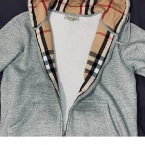 Burberry hoodie  - Burberry hoodie i stl xl sitter som L skulle jag säga. Bra skick 8/10 det ända är att snörena är borta men bara sätta i nya gråa. säljer för den är för stor. Hör av er vid funderingar och skriv innan ni köper! Obs:Priset är ej hugget i Sten  
