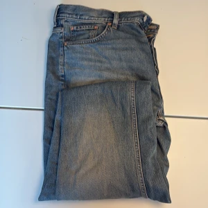 Weekday jeans  - modell space relaxed stright leg.  Säljer då jag växt efter sommarn! Super sköna med bra passform.  Strl 32/34 passar 185-192