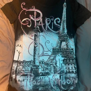 Y2K mönstrad tröja - En jätte fin tröja som visar Paris tornet med ett fint mönster. Den är i storlek S och är i jätte bra skicka! 💞💞