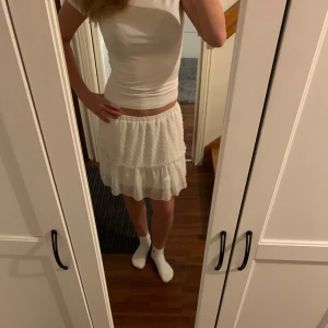 Vit kjol med knoppar - Bra skick, använt endast 3-4 gånger