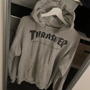 thrasher hoodie stl s grå - Grå thrasher hoodie stl S, bra skick förutom att den gått sönder lite vid kragen (bild 2) 💕