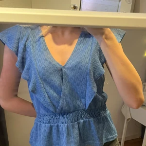 Söt blå blus - Söt blå blus med volang köpt från Zalando, köpte för typ 400 kr på rea, blusen är knappt använd alltså ser den ny ut💙