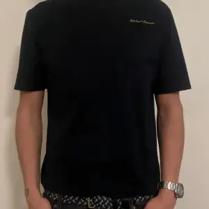 Saint Laurent T-Shirt | Storlek M (Passar även S) | Är 184cm passar riktigt bra | Äkta givetvis | Ny pris runt 5000kr | Riktigt bra skick | Fraktas via PostNord / Instabox | Mer bilder kom DM 🍾