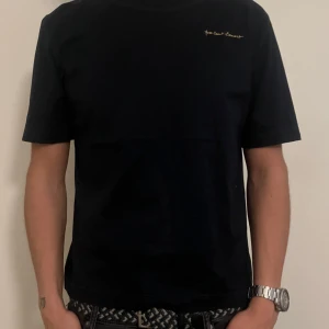 Saint Laurent T-Shirt - Saint Laurent T-Shirt | Storlek M (Passar även S) | Är 184cm passar riktigt bra | Äkta givetvis | Ny pris runt 5000kr | Riktigt bra skick | Fraktas via PostNord / Instabox | Mer bilder kom DM 🍾
