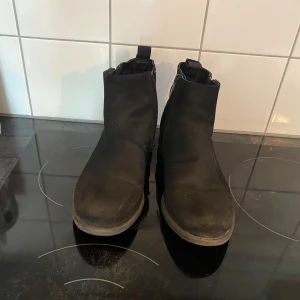 Svarta boots med dragkedja från Alley  - Säljer ett par svarta boots från Alley i storlek 39. De har en praktisk dragkedja på sidan för enkel på- och avtagning. Perfekta för höst och vinter med en stilren design som passar till det mesta. Använda men i bra skick.