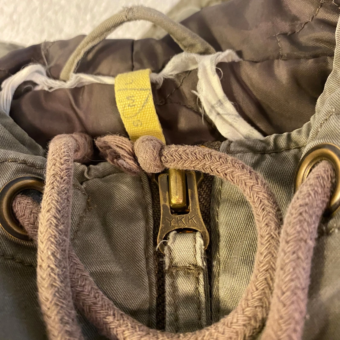 Olivgrön parkajacka med huva - 93