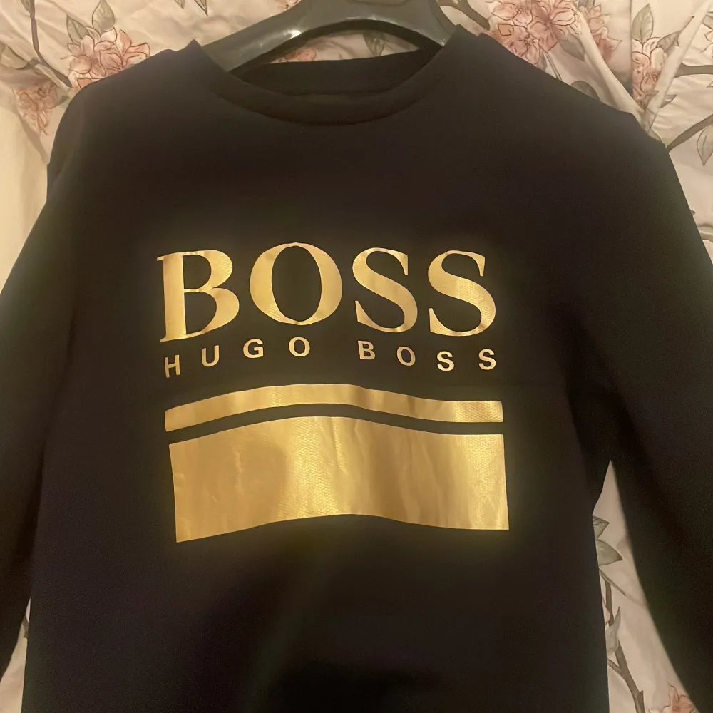 Skön boss sweatshirt med guldig text modellen produceras inte längre Fel fri hoodie . Hoodies.