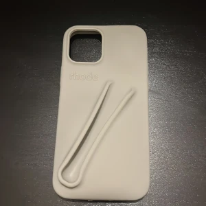 Rhode mobilskal - Helt nytt Rhode mobil skal, till iPhone 12 eller 12 pro. Innan jag fick hem skalet så fick jag en ny mobil så den passar ej min mobil. Original pris 600kr