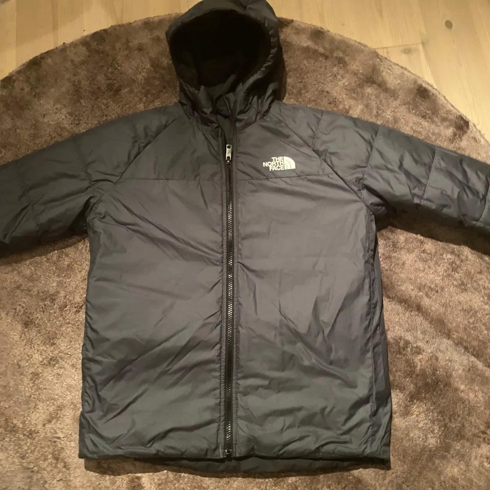 Hej, säljer nu min vinterjacka från northface.  Jackan är använd ca en halv vinter bara Storlek XL/14-16y Jackan går att använda i två olika färger (svart & grå) bara att vränga den Hör av er vid funderingar  Frakt funkar om ni står för den📦. Jackor.