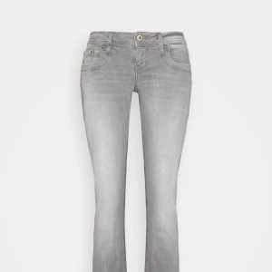 LTB valerie low waist bootcut - superfina ltb jeans som har använts en gång 💕säljer då de var alldeles för stora på mig 🩷 storlek W34/L34, originalpris 949 kr, inga defekter!