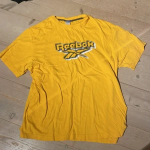 Reebok tshirt - Brandgul reebok tshirt, mycket bekväm o nästintill perfekt skick
