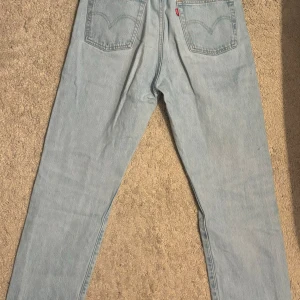 Levis 501  - Schyssta Levis 501 Storlek 28,28 Skick 7/10 (Finns 3 mindre slitage vid normal användning, inget som syns när man har på sig, kan lösa bilder om man vill det) Pris kan diskuteras vid snabb och smidig affär samt att börja höra av sig vid några frågor