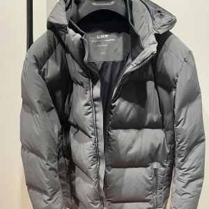 Ubr jacka - Hej säljer nu en fin ubr jacka som bara är använd ett väldigt få tal gånger. Inga skador eller liknande på jackan. Färgen på jackan heter night oliv. Nypris på jackan är 8000kr. Priset går att diskutera!