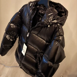 Quiltad Jacka - Den populära jackan från Zara. Slutsåld överallt och svår att få tag på. Jag beställde fel storlek därför jag säljer.