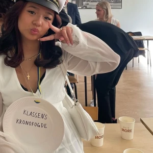 Vit baguette väska - Jättefin och söt väska som jag bara använde på studenten i år🤍kan ej ha sån modell för ja har problem med axeln 