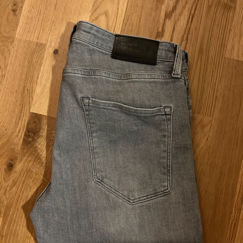 Säljer just nu detta feta jeans från Jack and Jones. Storleken är 30/30 och modellen heter Clark och sitter i regular fit/slim fit. Nypris = 900kr. Skick 9/10. Inga defekter eller liknande. Hör av dig vid minsta fråga. Pris kan diskuteras.. Jeans & Byxor.