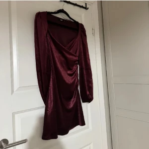 Vinröd sammet klänning - Oanvänd sammet klänning i färgen vinröd. Super elegant och har en bra kvalite. Storlek XS, endast testat. 