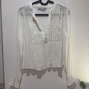 Zara blus❤️ - Säljer denna superfina blusen då jag använde den 3 gånger så den är i mycket bra skick❤️