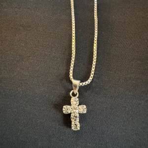 Äkta silverhalsband med kors - Äkta 925 boxlänk med kors med kristaller Mycket fint använt skick