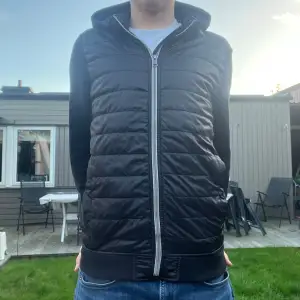 Sjukt snygg svart cardigan med luva. Den är i fint skick, storlek L, passar mer M. Skriv vid minsta intresse, pris kan diskuteras vid smidig affär 😀