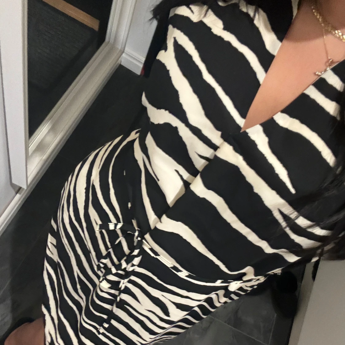 Zebramönstrad klänning med knytband - 90