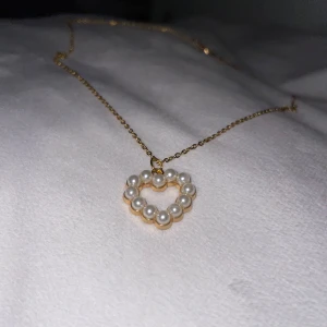 Halsband - Hjärthänge - Handgjort guldfärgat halsband i rostfritt stål, hjärthänge med pärlor. 🤍Kolla gärna resten av mina annonser för samfrakt.