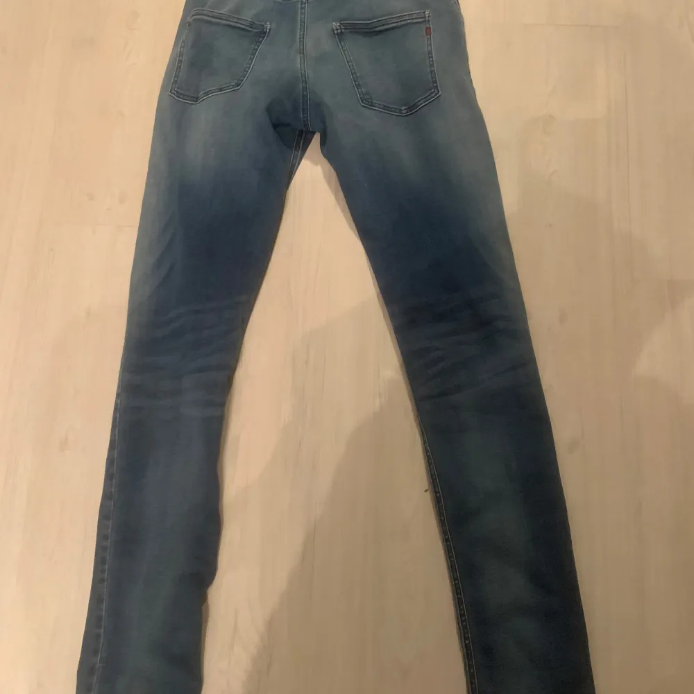 Säljer dessa snygga replay jeans färgen blå. Det är storlek 166, 16y men är som 27/30 och är modellen slimfit hyperflex | Det är ny skick skick, inga defekter | Tar emot prisförslag, kontakta om ni har någon fråga eller fundering.. Jeans & Byxor.